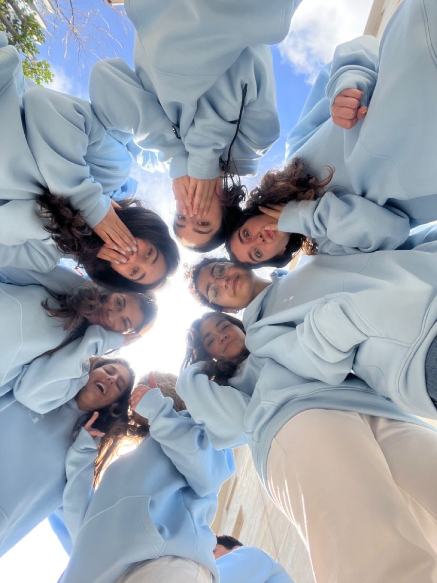 Grupo de amigos con sudaderas azules
