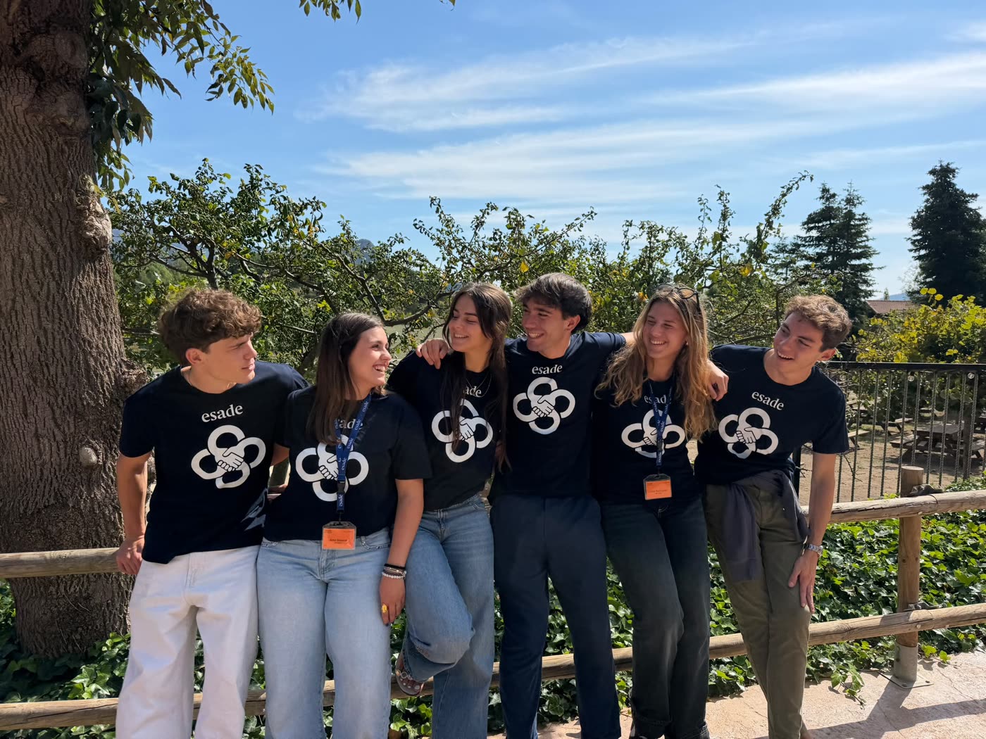 Equipo de ESADE Foundation Weekend con sus camisetas